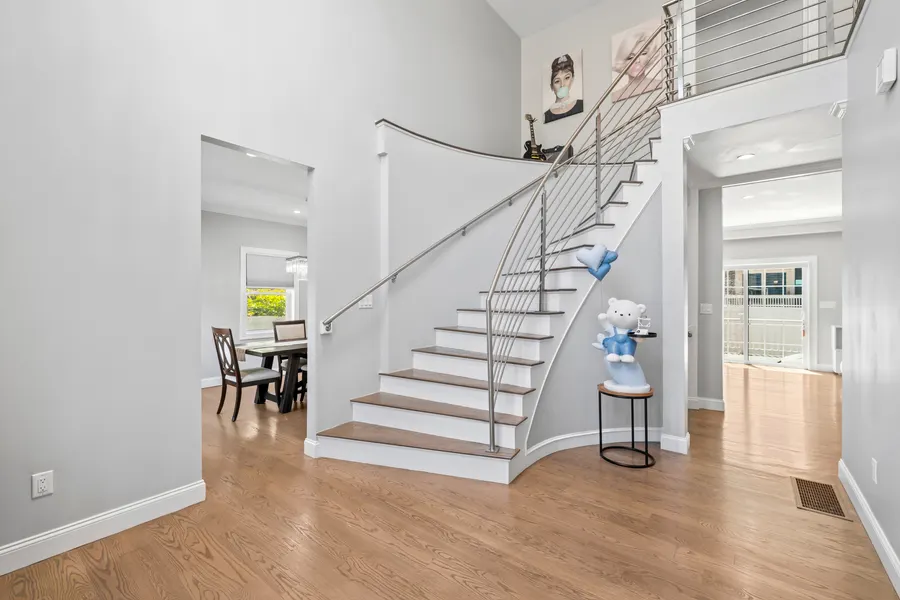 151 Washington St — photo 4 of 39