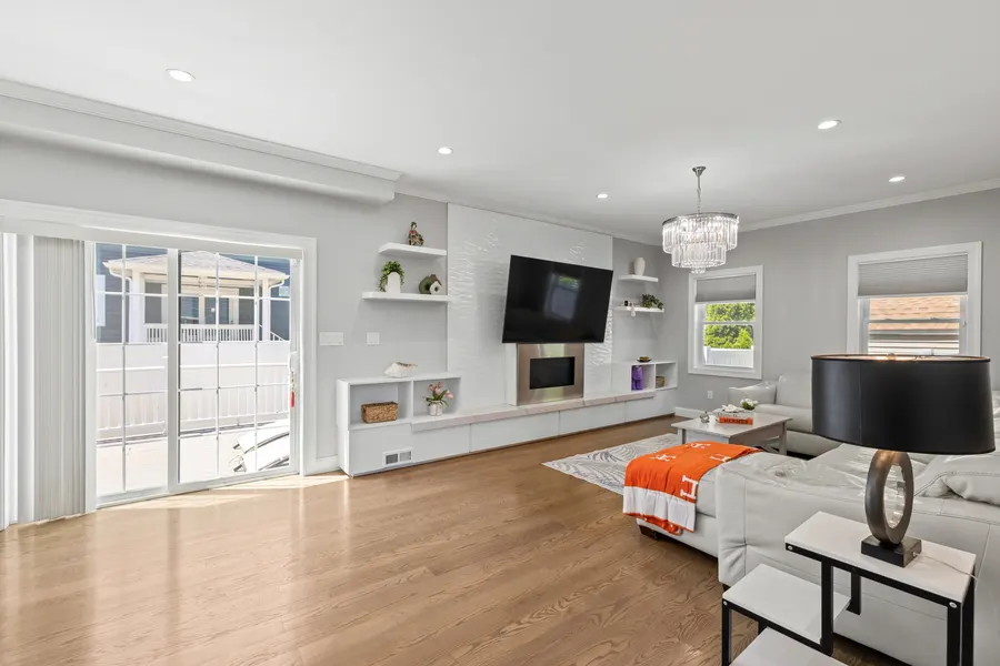 151 Washington St — photo 9 of 39