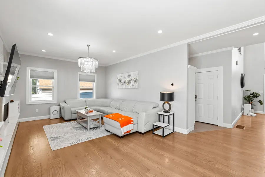151 Washington St — photo 10 of 39