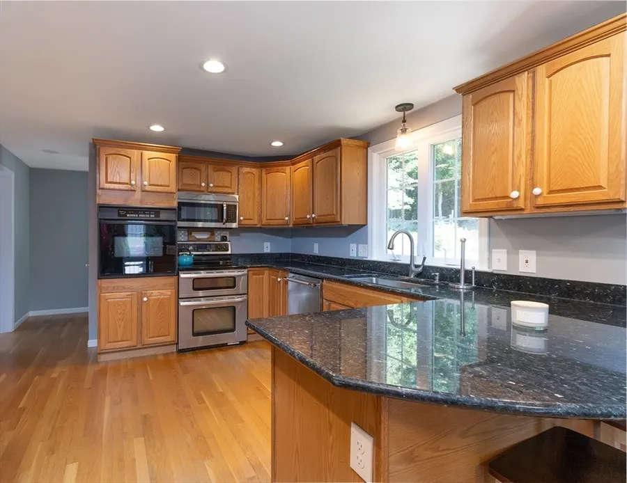 25 Calvin St — photo 2 of 40