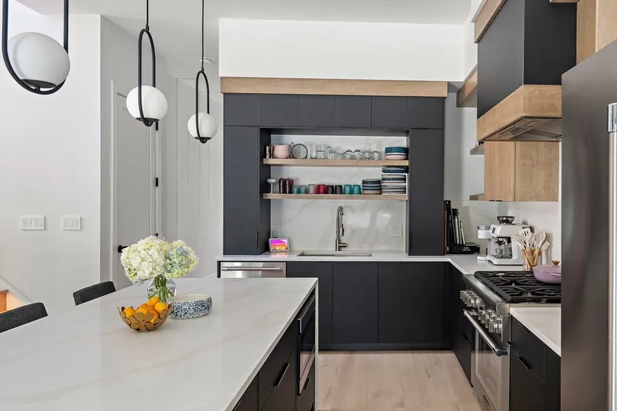 68-70 Washington St, Unit 70 — photo 4 of 32